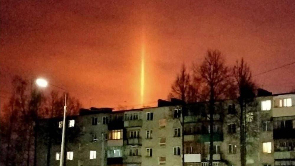 Необычный столб света в небе напугал нижегородцев