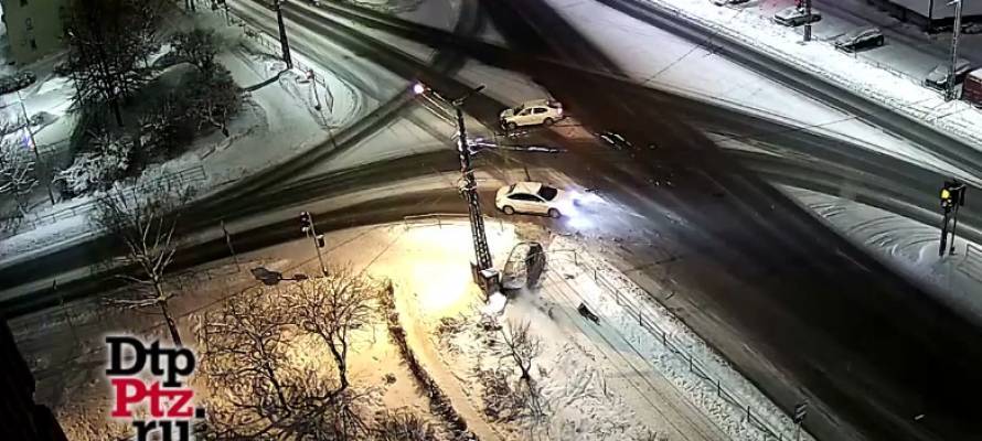 Автомобиль после ДТП пробил ограждение и "вылетел" на тротуар в Петрозаводске (ВИДЕО)