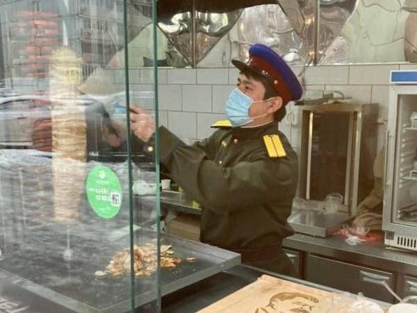 В Москве открылась точка продажи "шаурмы от Сталина" – "с человечиной"