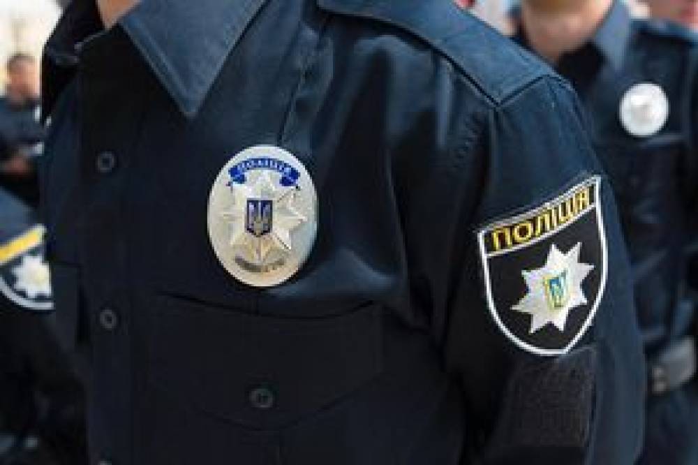 В Киевской области пьяный мужчина сломал нос патрульному около участка