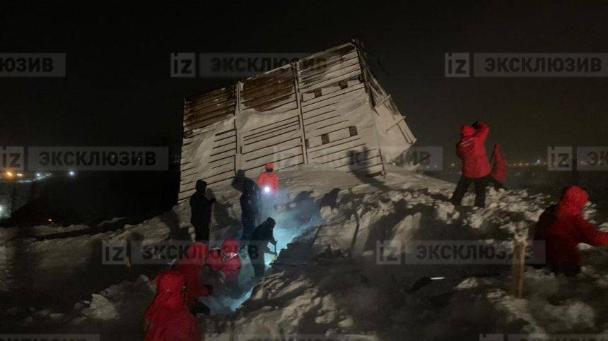 Семья с двумя детьми могла находиться в доме, который накрыла лавина под Красноярском