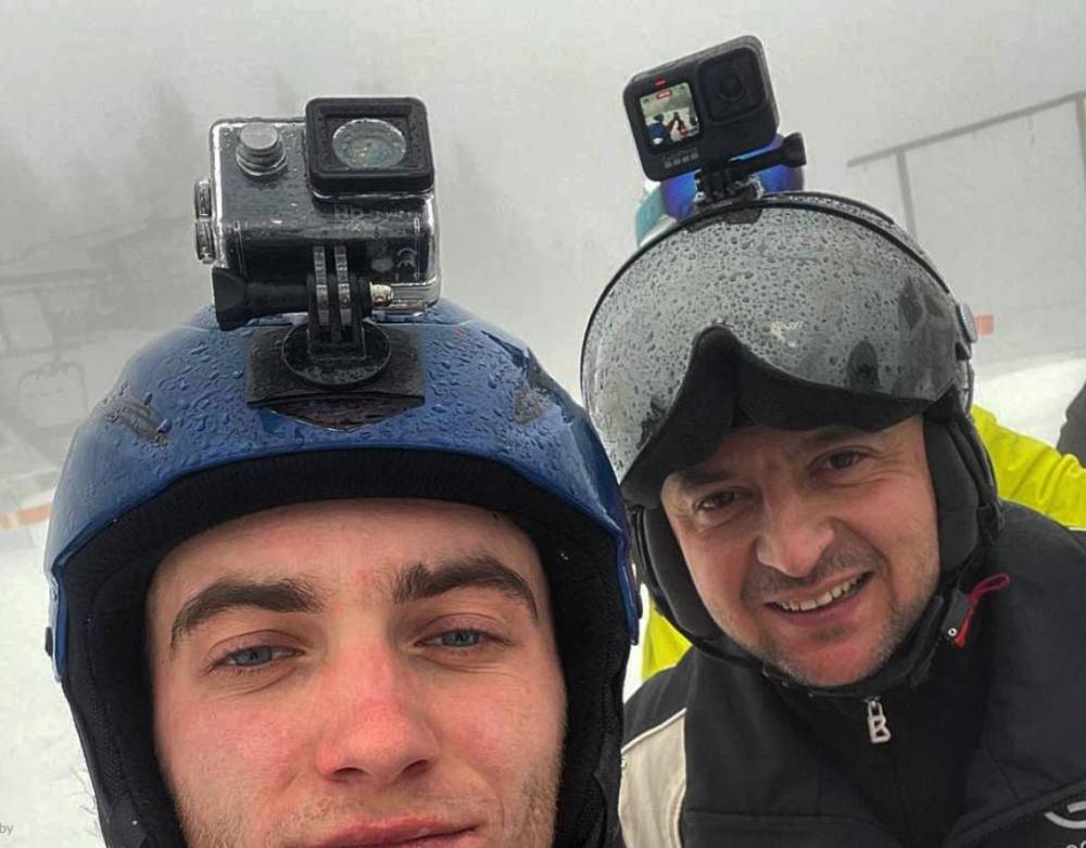 Катается на лыжах и фотографируется с туристами: Зеленский отдыхает в Буковеле