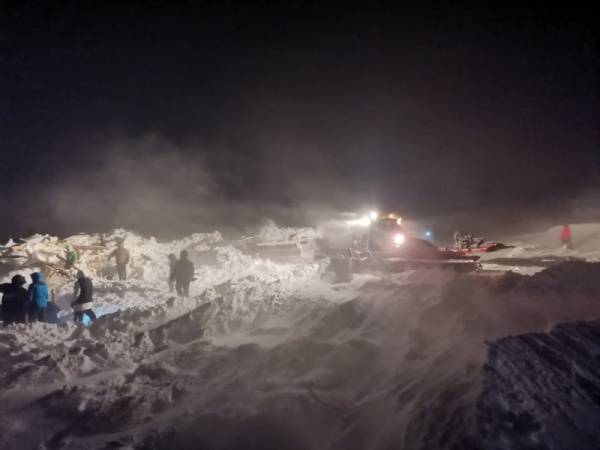 Сход лавины на горнолыжном комплексе: под завалами нашли погибшую женщину и раненого подростка