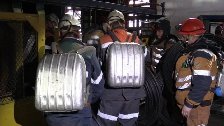 В Кемеровской области из-за дыма в шахте эвакуировано более 180 горняков
