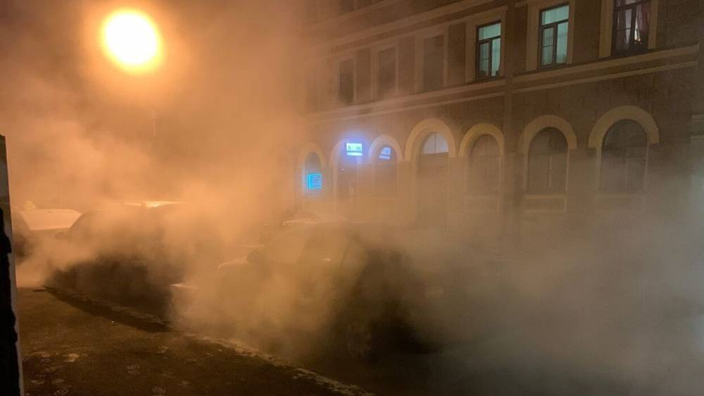 Припаркованные в центре Петербурга машины пострадали из-за прорыва труб с кипятком