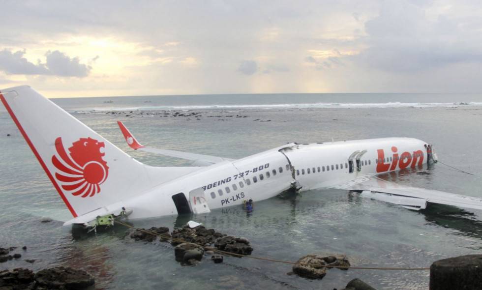 На борту самолета, который разбился в Индонезии, украинцев не было - МИД