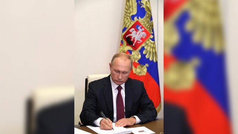Президент РФ удостоил офицерских званий сотрудников прокуратуры