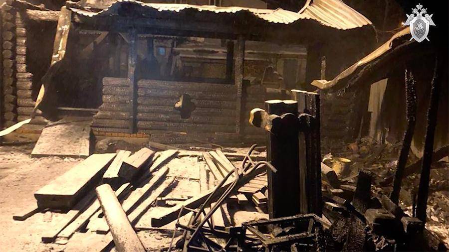 СК показал сгоревший под Тюменью нелегальный дом престарелых