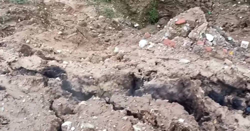 Возле кладбища в Москве обнаружили горящую под землей свалку мусора