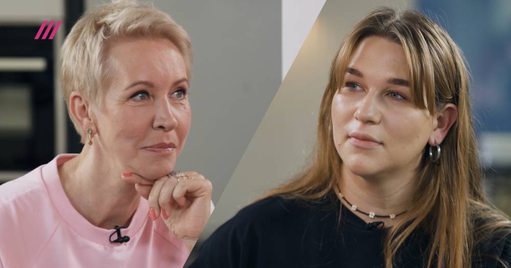 «У нас общий психотерапевт»: интервью с Татьяной Лазаревой и ее дочерью Соней — про отношения в семье, подкаст «Папа, закрой дверь» и готовность к хейту