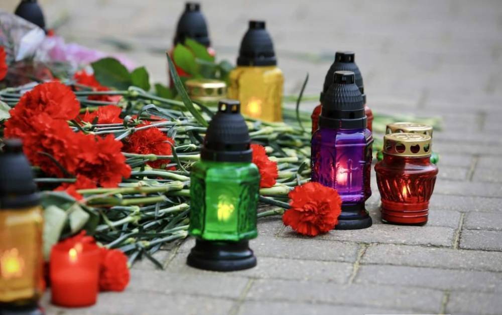 Цветы и лампады с места стихийного мемориала у здания КГБ в Гродно возложат к могиле погибшего при исполнении служебного долга сотрудника
