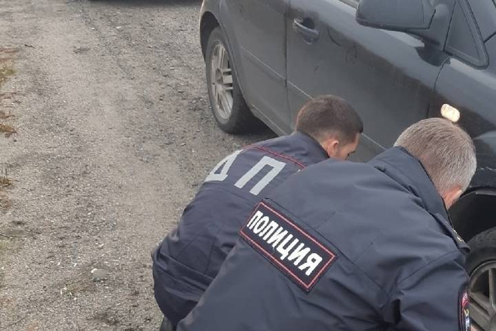 Полицейские на трассе в Карелии помогли автоледи поменять колесо