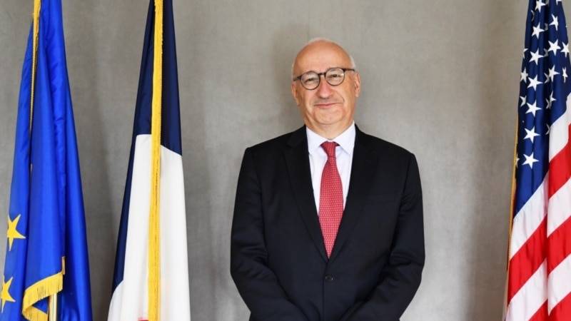 Посол Франции вернулся в США после разногласий из-за контракта на подлодки