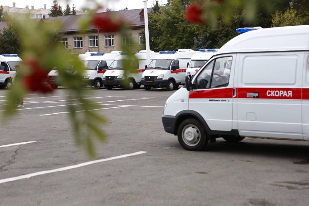 В Челябинске во дворе дома автомобиль сбил восьмилетнего ребенка