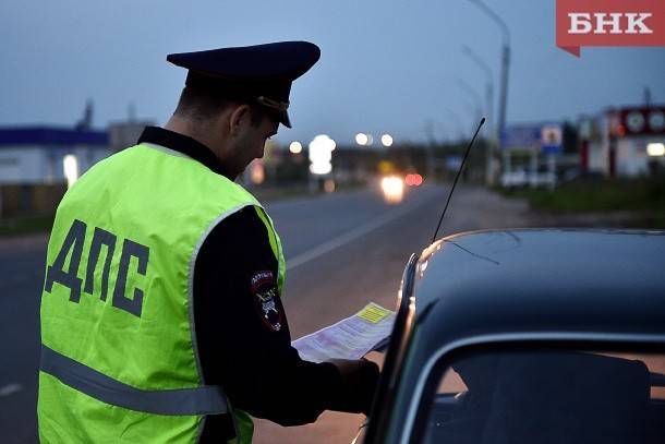 В Коми водитель пытался дать полицейскому взятку в 500 рублей