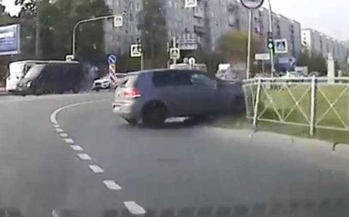 Видео: неудавшийся дрифтер снес дорожное ограждение в Петербурге