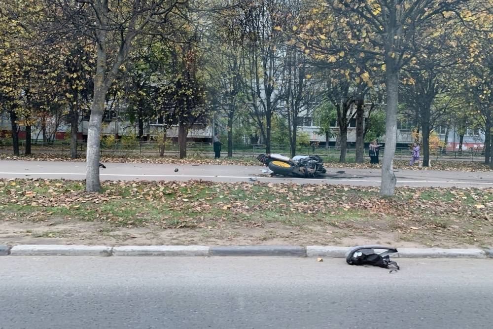 В центре Твери произошла смертельная авария: ударом мотоцикл выбросило на тротуар