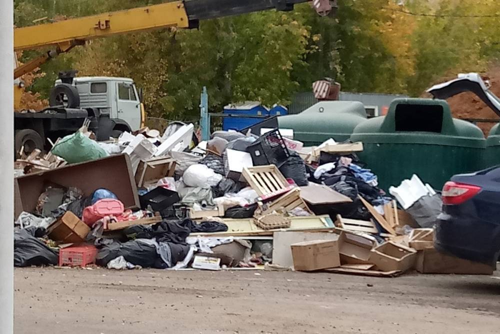 Оренбуржцы фотографируют мусор и интересуются, когда его будут вовремя вывозить