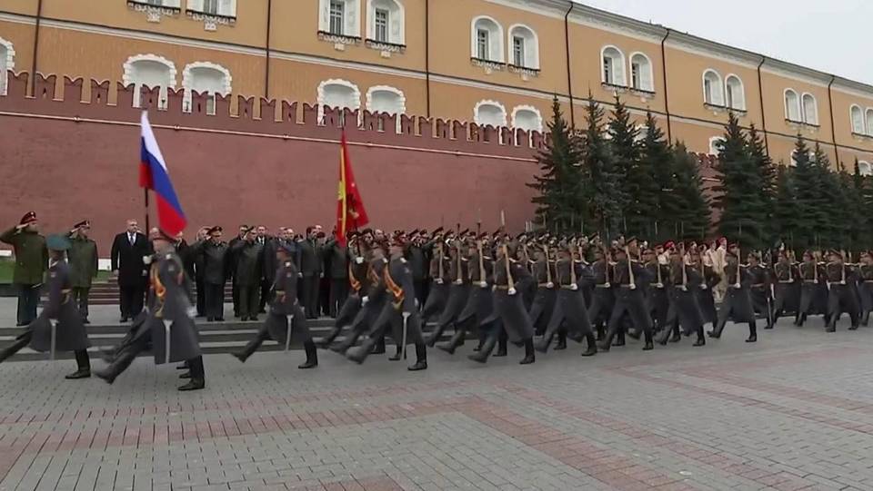 Владимир Путин поздравил с профессиональным праздником личный состав Сухопутных войск