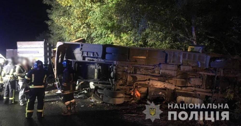 На трассе Киев-Одесса произошло ДТП с участием грузовика и рейсового автобуса: двое погибших, шестеро раненых (ФОТО)