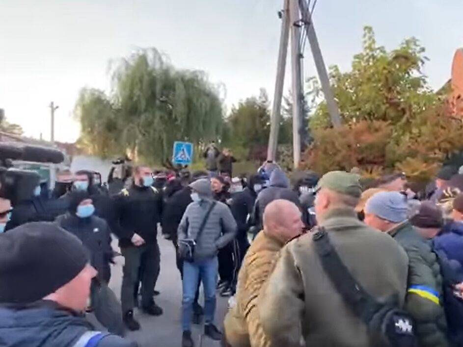 Возле дома Порошенко в Козине пытались "начать толкотню". В полиции назвали акцию мирной