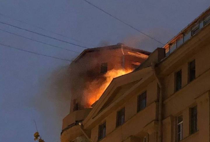 Эвакуированных из горящего дома в Петербурге жильцов разместили в гимназии