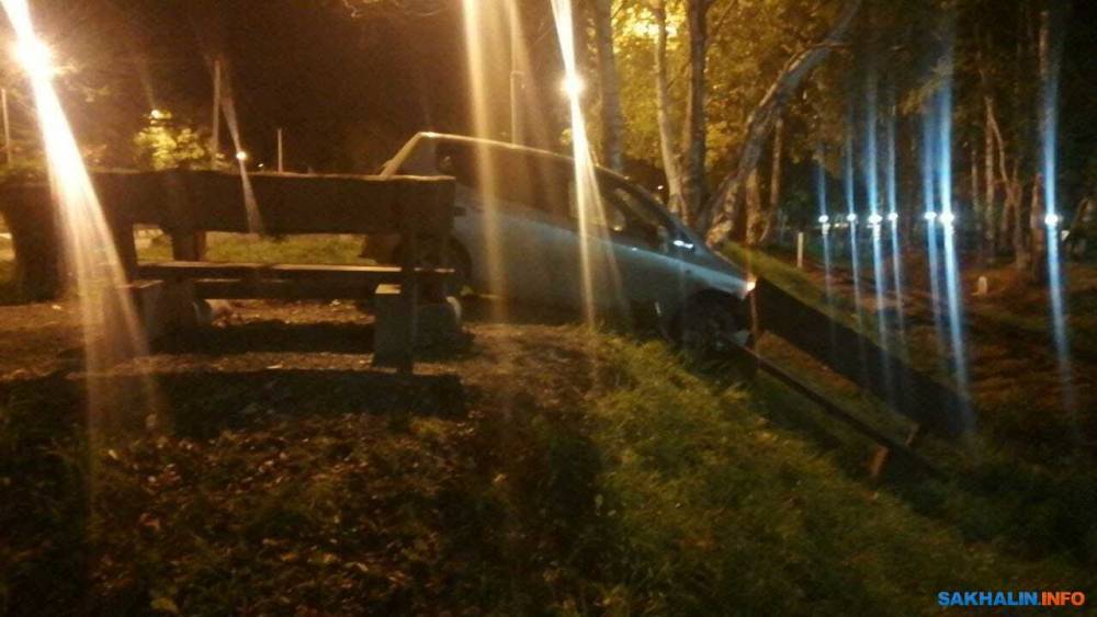 В Южно-Сахалинске автомобилист снес лавочку в городском парке