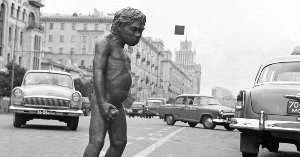 Старое фото «мальчика-неандертальца» посреди Садового кольца озадачило россиян