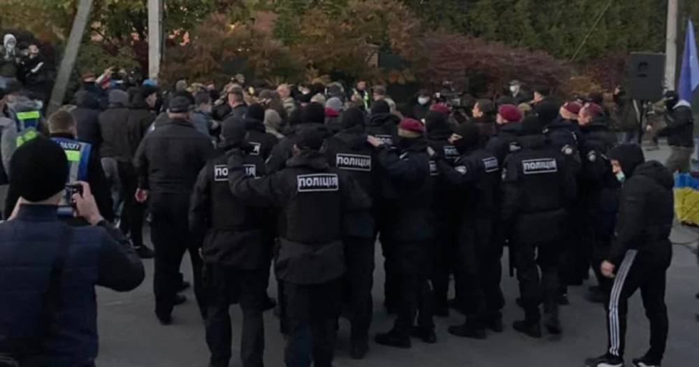 Неизвестные пытались прорваться к дому Порошенко под Киевом (ФОТО, ВИДЕО)