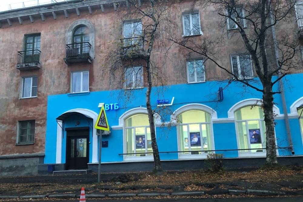 Цвет настроения голубой: банк в Карелии покрасил свою часть здания