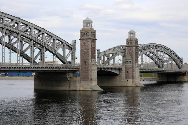 В Петербурге водитель упал с моста, проплыл 200 метров и утонул