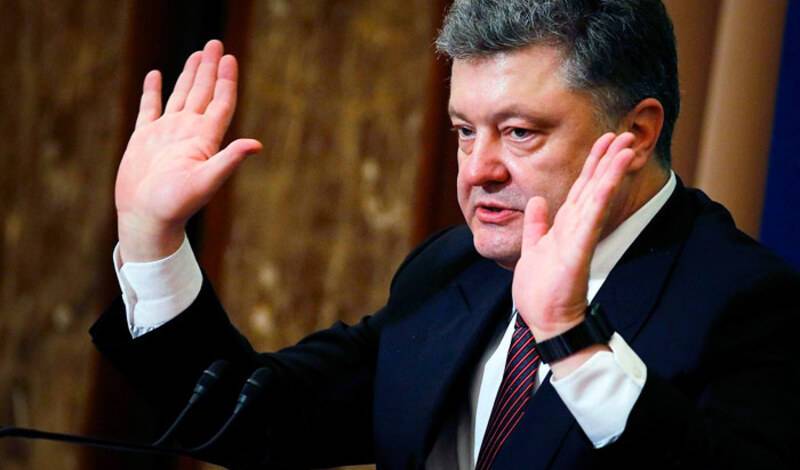 Дом экс-президента Украины Петра Порошенко окружили протестующие "за" и "против" него