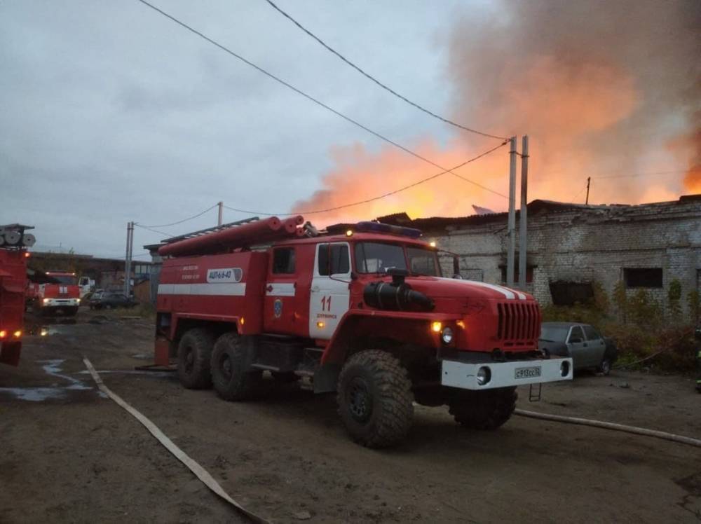 Пожар произошел на складе в Дзержинске
