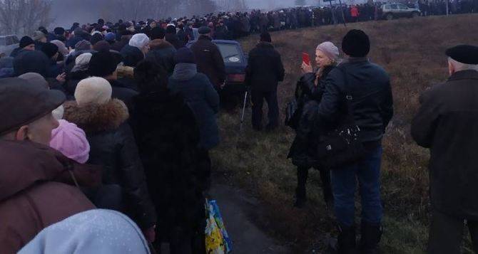 Что происходит на КПВВ «Станица Луганская» после введения новых правил выезда из Луганска
