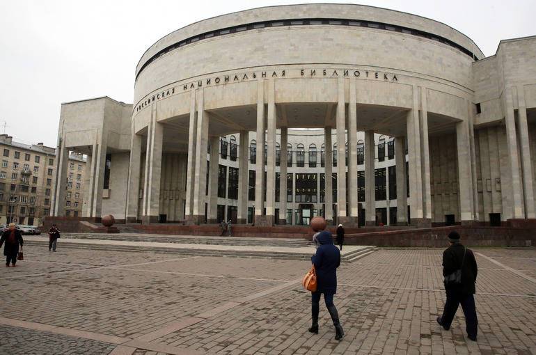 В Петербурге у Российской национальной библиотеки прошла акция по высадке кленов
