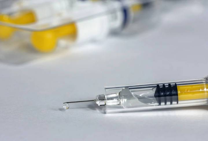 В Петербург поступило более 51 тысячи доз вакцины «ЭпиВакКорона»