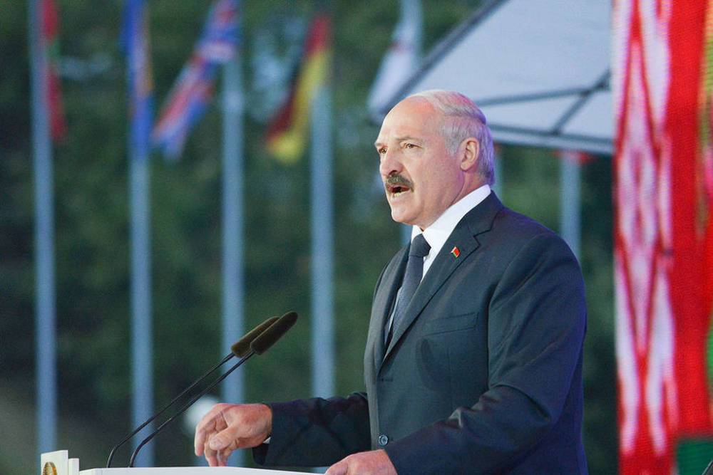 Лукашенко прокатился на мотоцикле, осматривая поля с озимыми