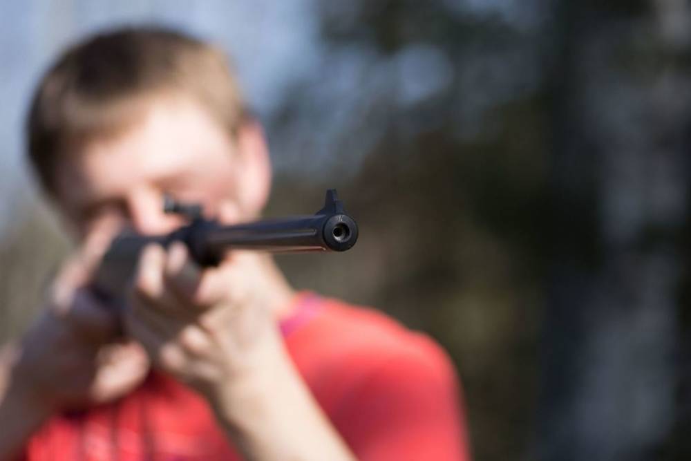 Школьник открыл стрельбу из найденного на улице Маршала Захарова пневматического пистолета