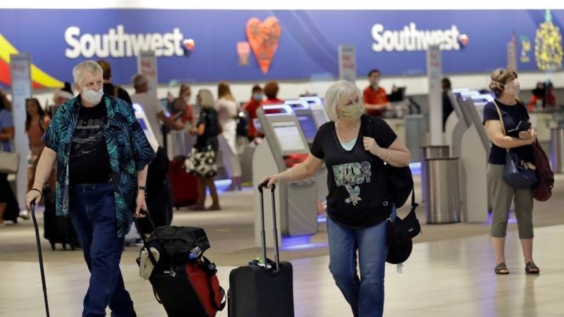 Компания Southwest Airlines отменила в воскресенье более тысячи рейсов