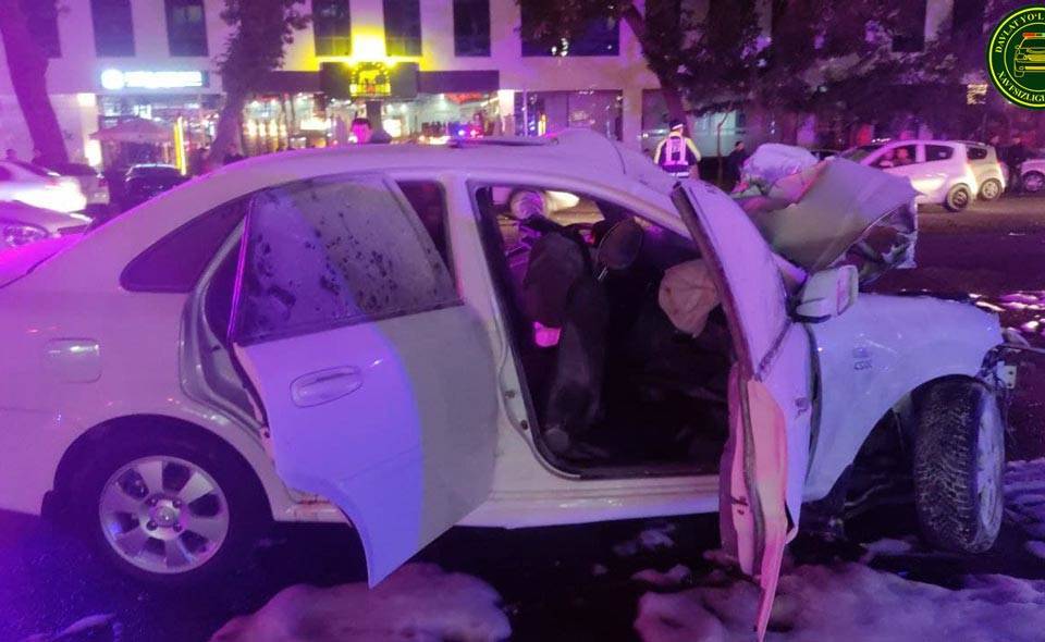 В Ташкенте произошло страшное ДТП. Автомобиль на скорости влетел в столб и загорелся, два человека погибли
