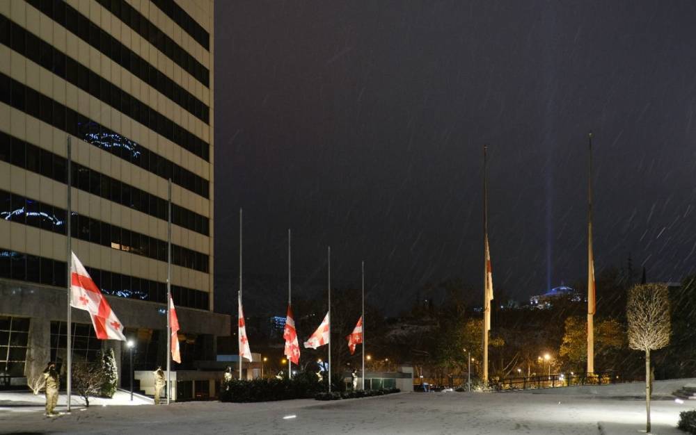 На всей территории Грузии приспущены государственные флаги
