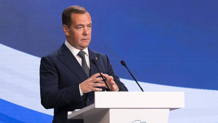 Медведев заявил, что надежды Украины на членство в НАТО и Евросоюзе эфемерны