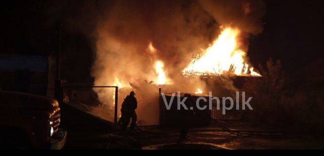 Появились фото крупного пожара в кузбасском городе
