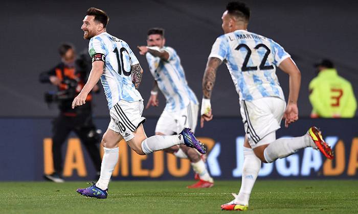 Отбор на ЧМ: Аргентина разгромила Уругвай, ничья Бразилии и Колумбии и другие матчи
