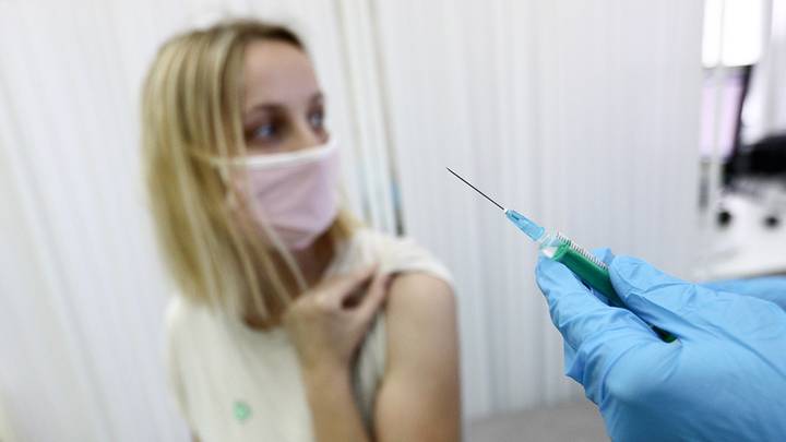 Обязательную вакцинацию для нескольких категорий граждан вводят в Приморье