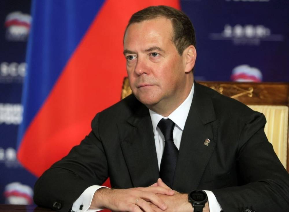 Дмитрий Медведев: Зеленский «служит нацикам», прочие украинские политики слабы и продажны