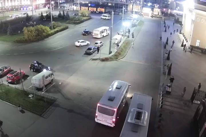 Пешеход попал под колёса автобуса у ж/д вокзала в Петрозаводске