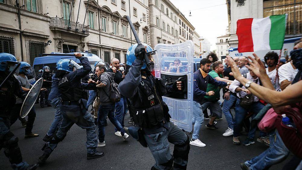 В Италии призывают запретить ультраправых