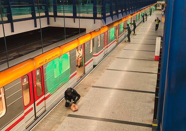 В Праге банда вандалов «напала» на поезд метро. Пассажиры дали отпор
