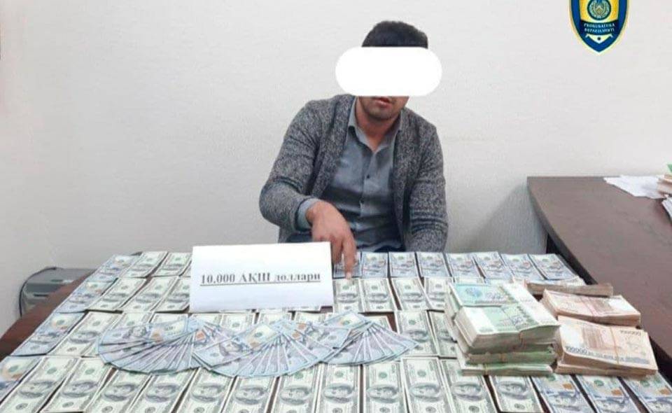 В Ташкентской области задержали валютчиков. Они пытались продать 10 тысяч долларов